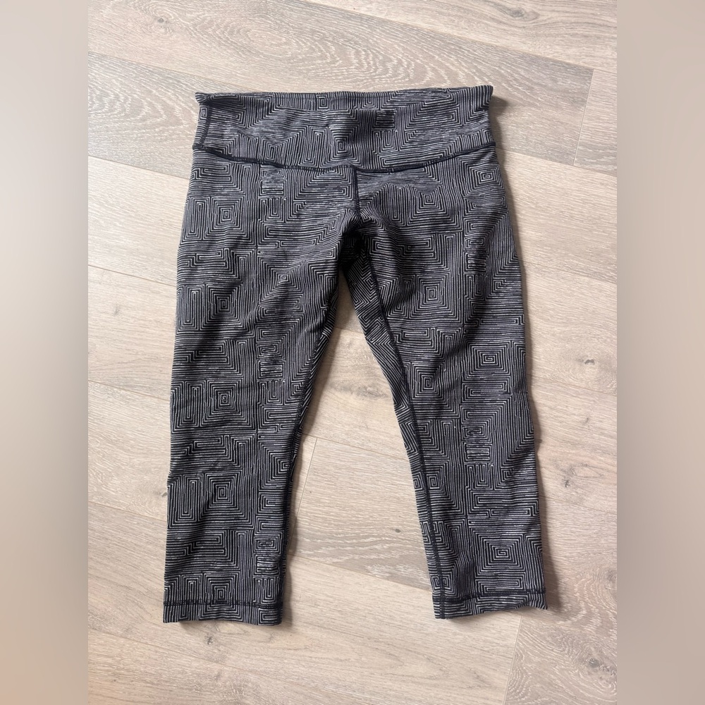 Lululemon Geometric Print Black & Gray Crop Leggings